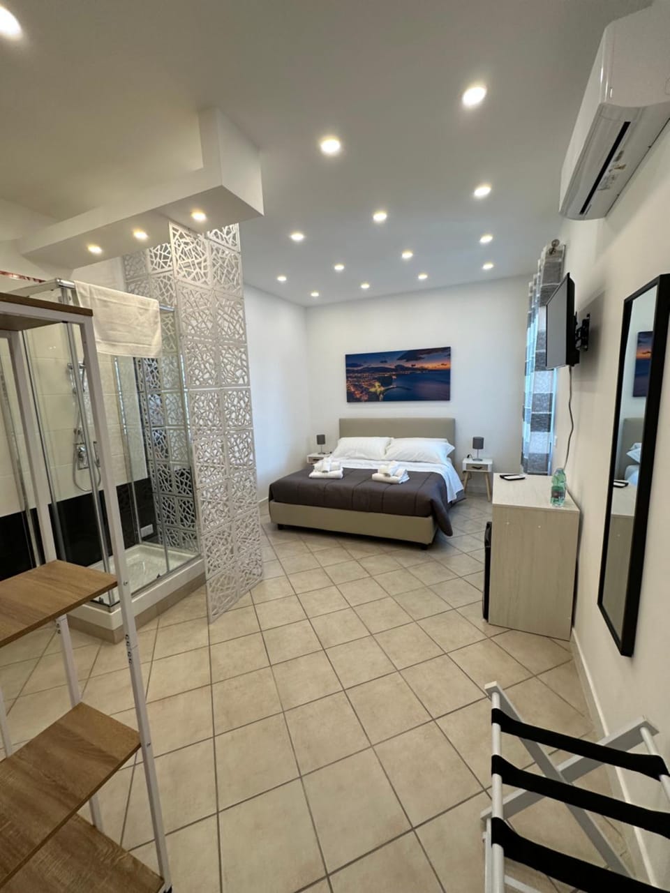 Bed, TV and multimedia, Photo of the whole room, Bedroom, air conditioner