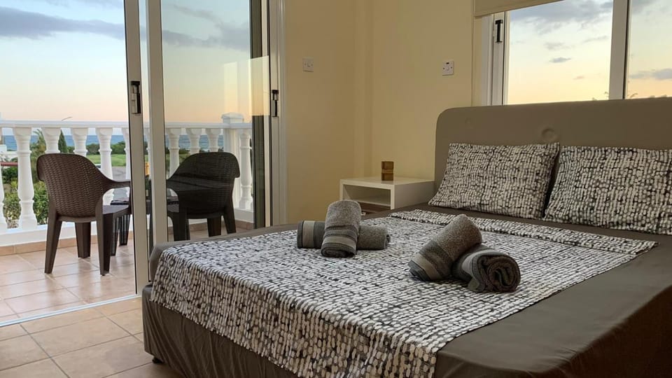 View (from property/room), Balcony/Terrace, Bedroom