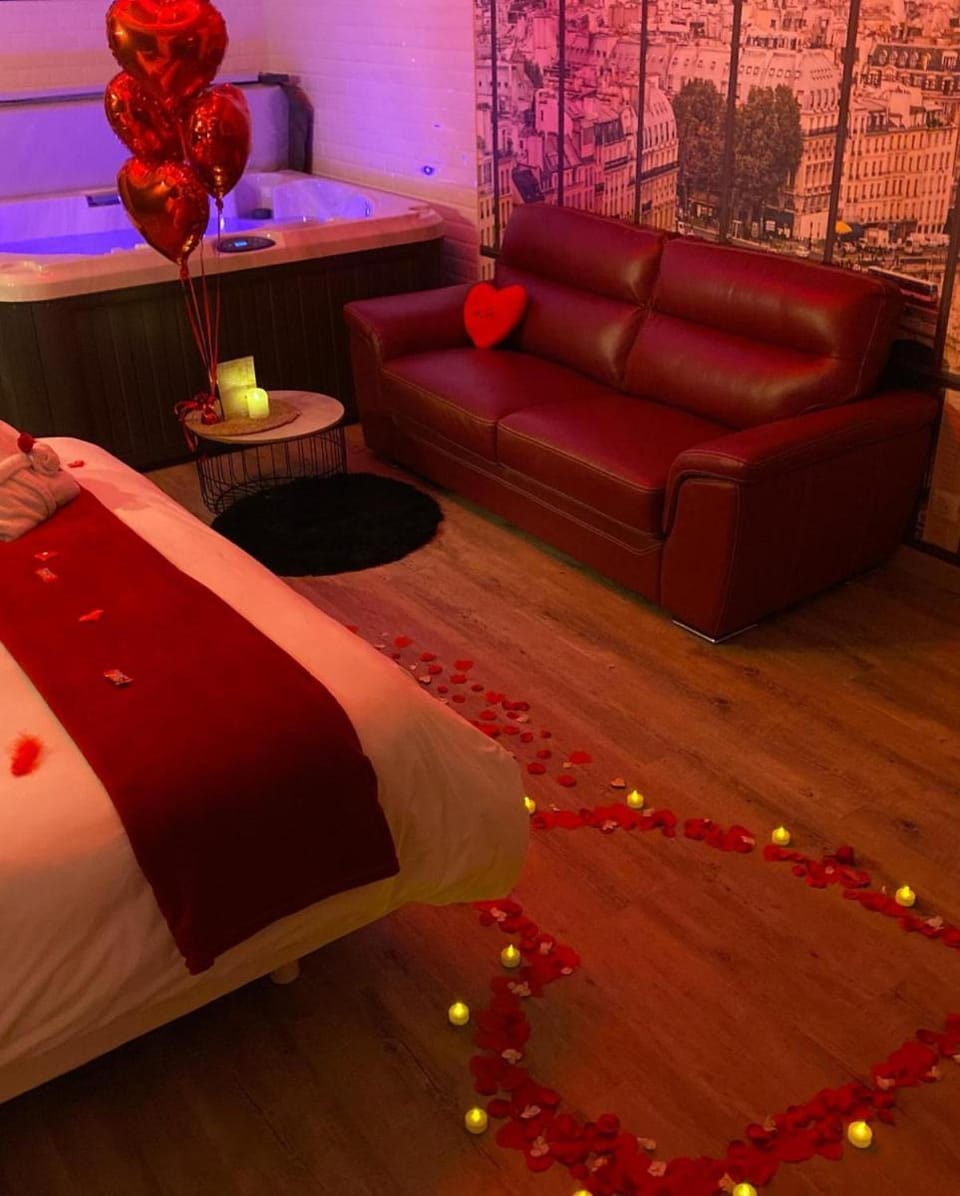 L'Evasion chambre MONTMARTRE avec Jacuzzi privatif Bed and Breakfast in Pays de la Loire