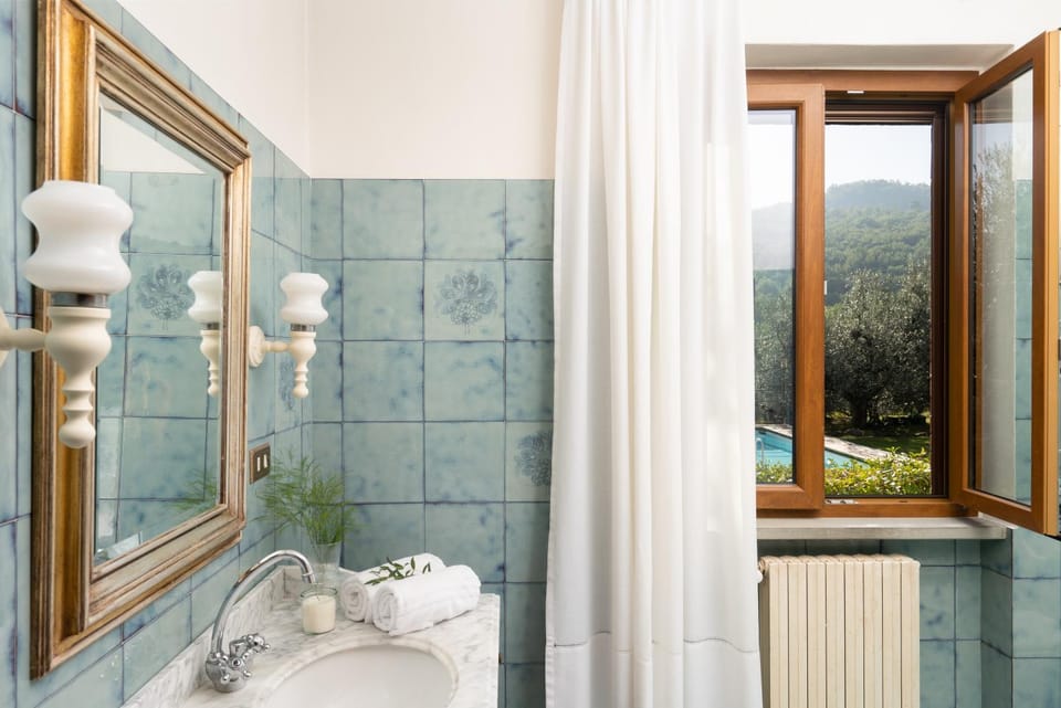 Bathroom, towels