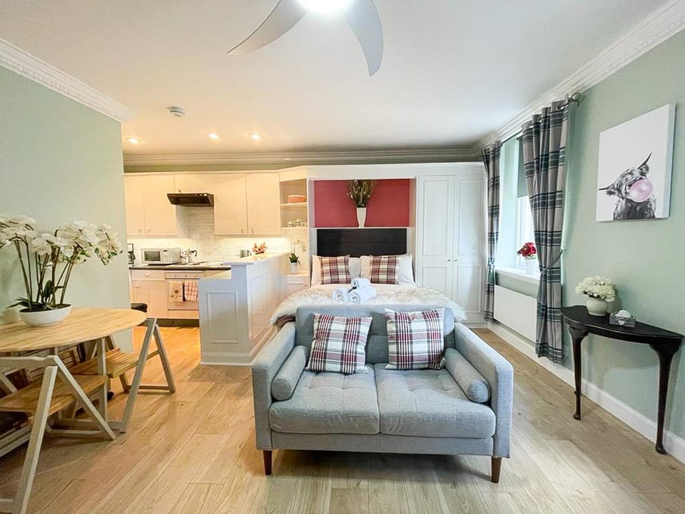 Bed, Dining area, kitchen