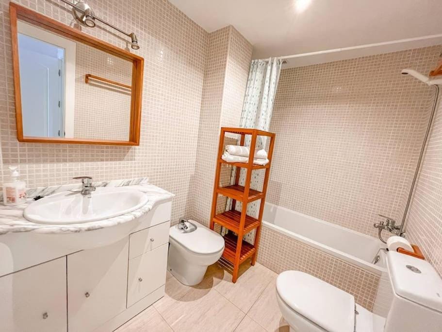 Toilet, Bath, bidet, towels
