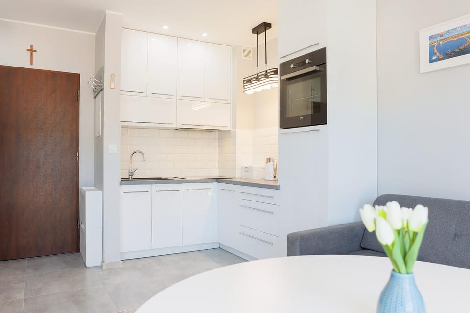 TV and multimedia, Kitchen or kitchenette, Dining area, oven, stove