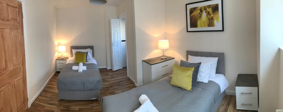 Toilet, Bed, Photo of the whole room, Bedroom, towels