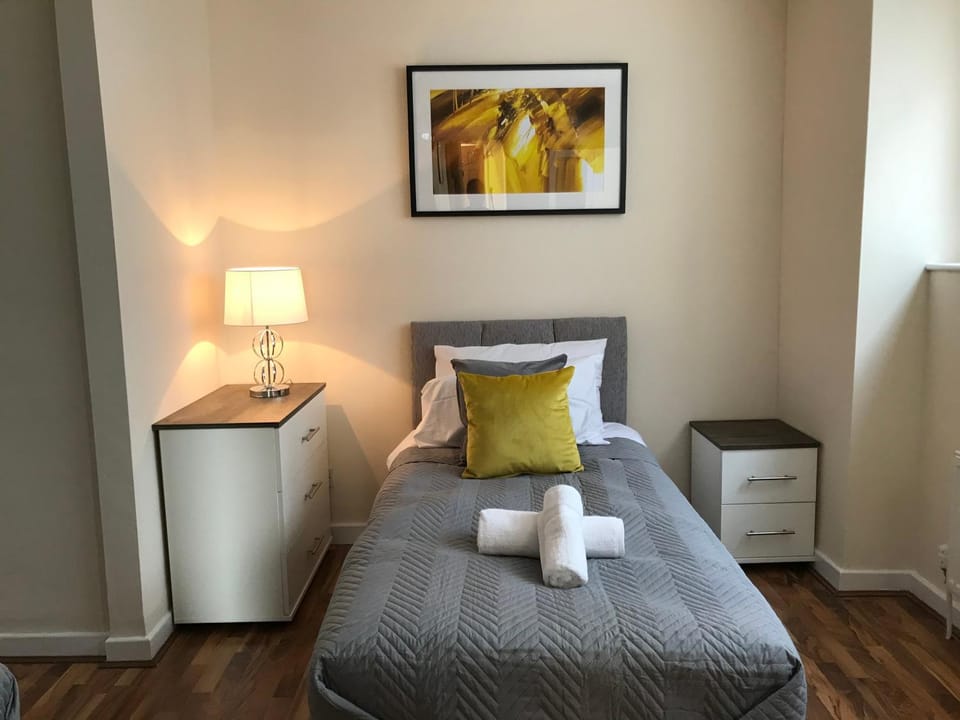Bed, towels