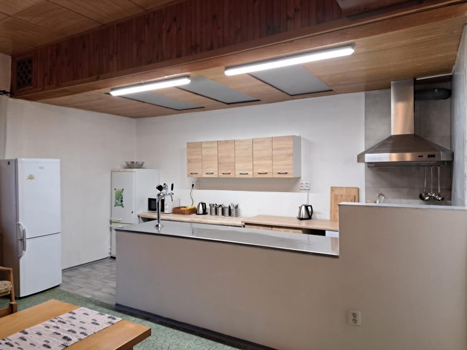 Coffee/tea facilities, Kitchen or kitchenette, oven, stove