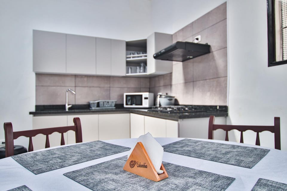 Kitchen or kitchenette, Dining area, minibar