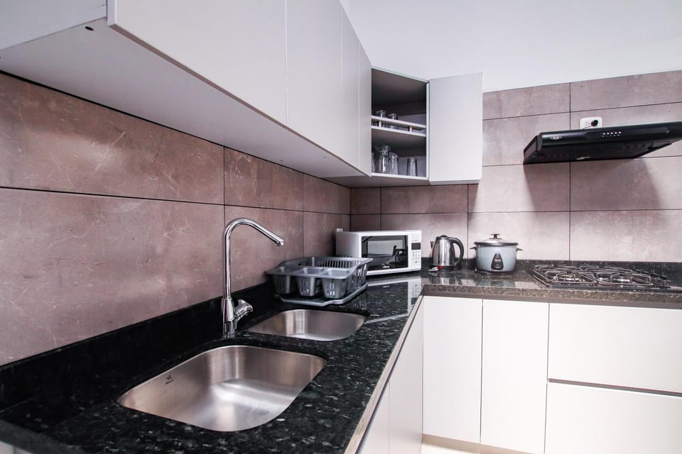 Kitchen or kitchenette, minibar