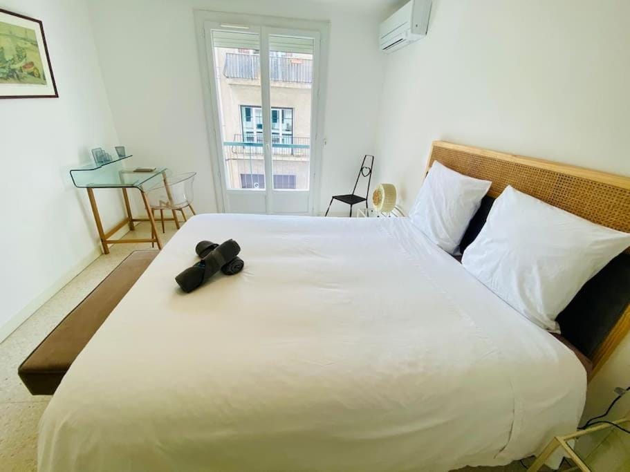 Bed, Photo of the whole room, Bedroom, towels, air conditioner