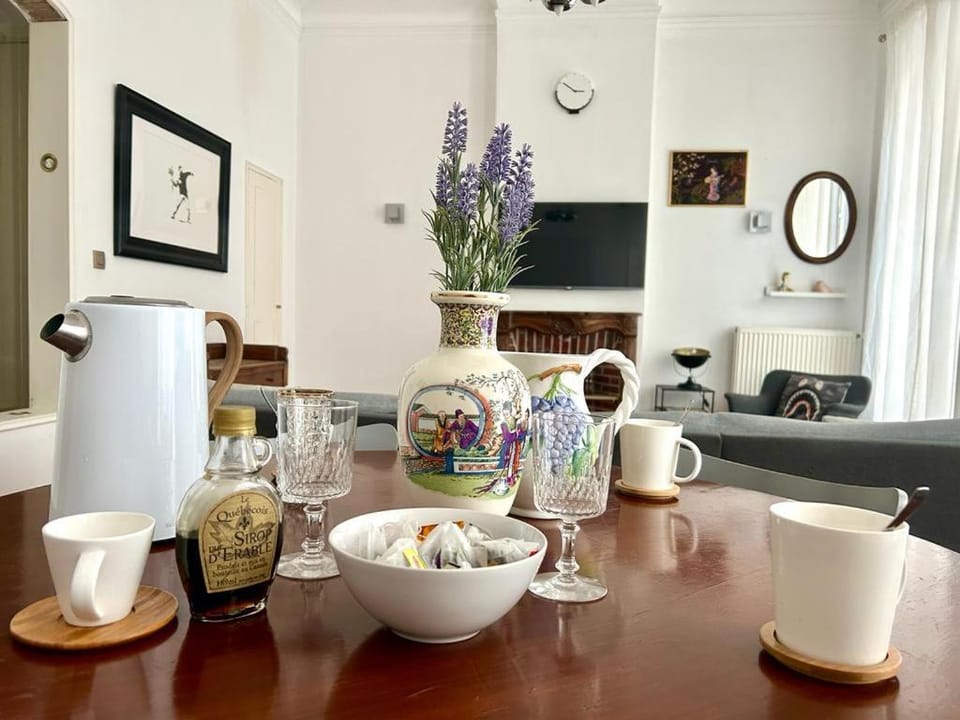 TV and multimedia, Coffee/tea facilities, Living room, Seating area, Dining area, Drinks