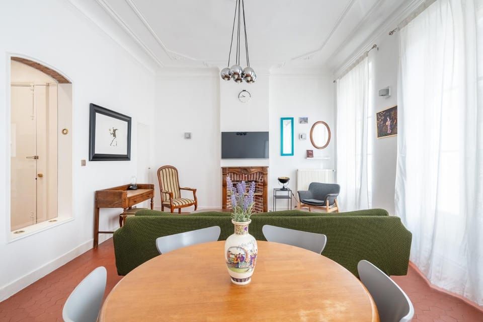 TV and multimedia, Living room, Seating area, Dining area