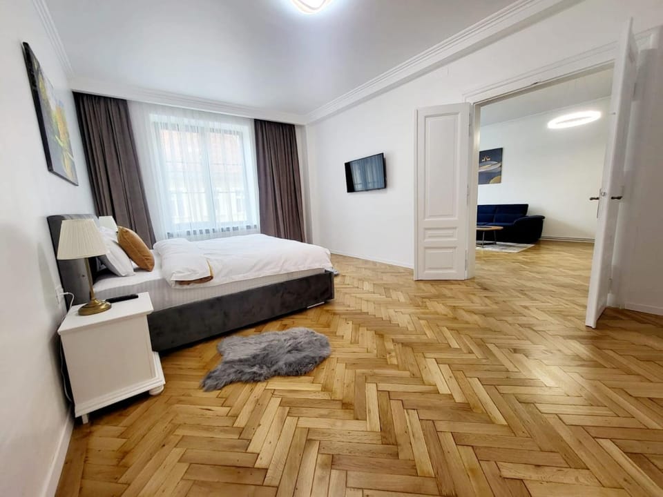 Bed, TV and multimedia, Bedroom