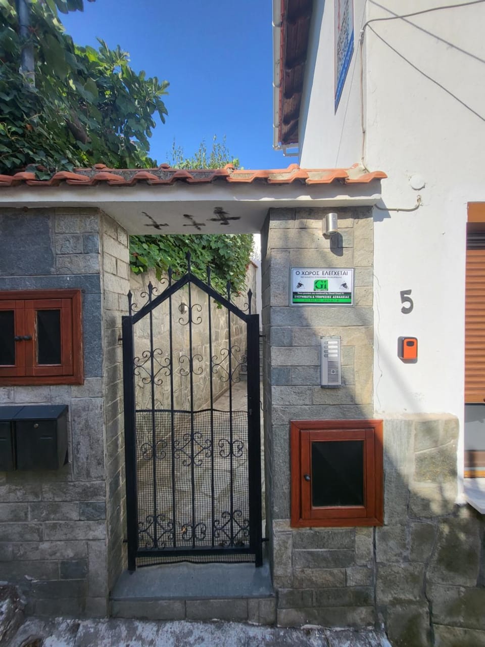 Facade/entrance
