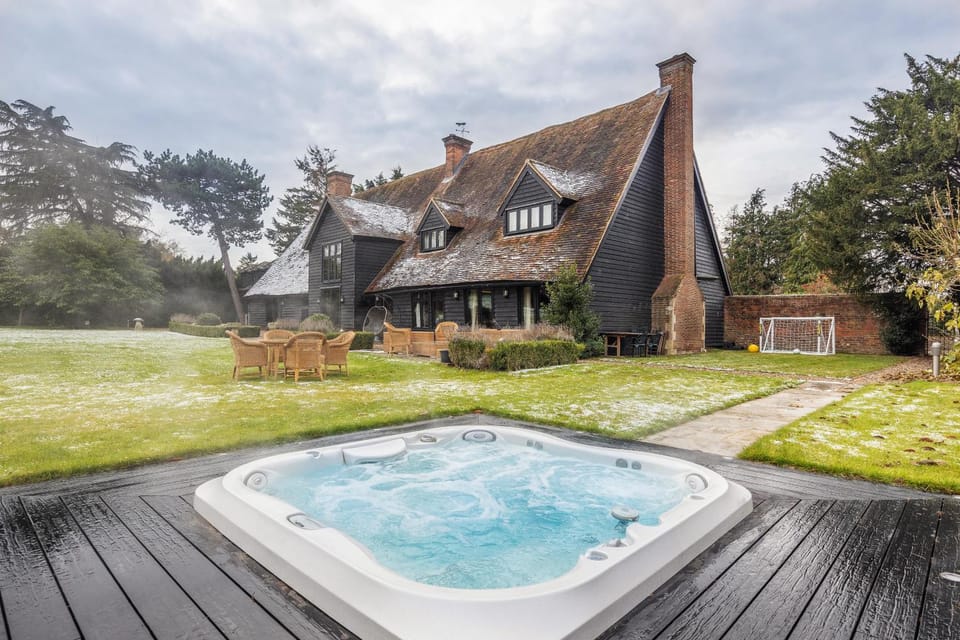 Property building, Hot Tub