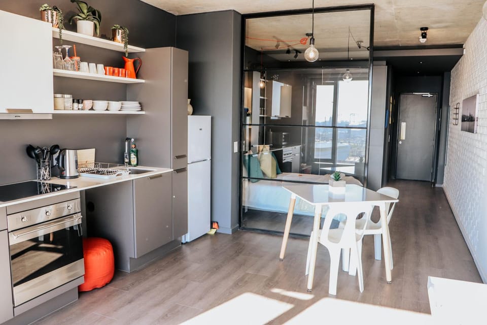 Kitchen or kitchenette, Dining area
