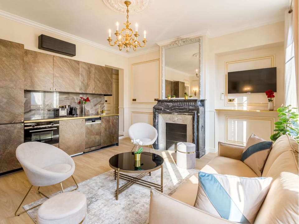 TV and multimedia, Coffee/tea facilities, Kitchen or kitchenette, Seating area, oven, stove, kitchen