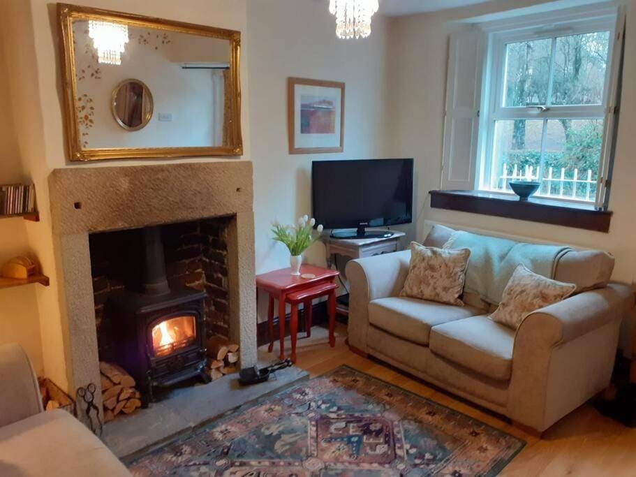 Characterful 2 bed cottage in excellent location House in Derbyshire Dales District