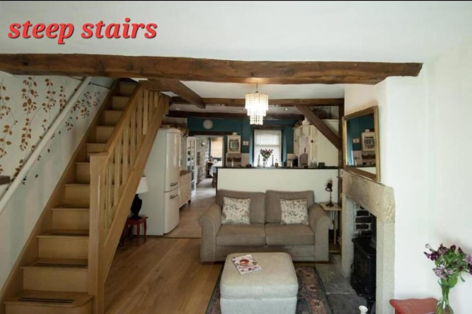 Characterful 2 bed cottage in excellent location House in Derbyshire Dales District