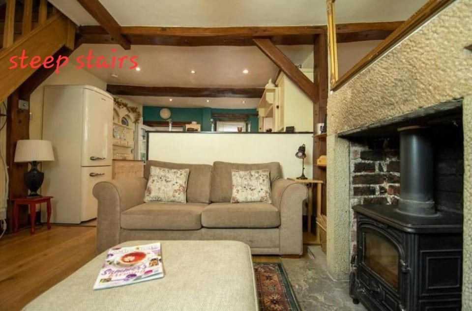 Characterful 2 bed cottage in excellent location House in Derbyshire Dales District