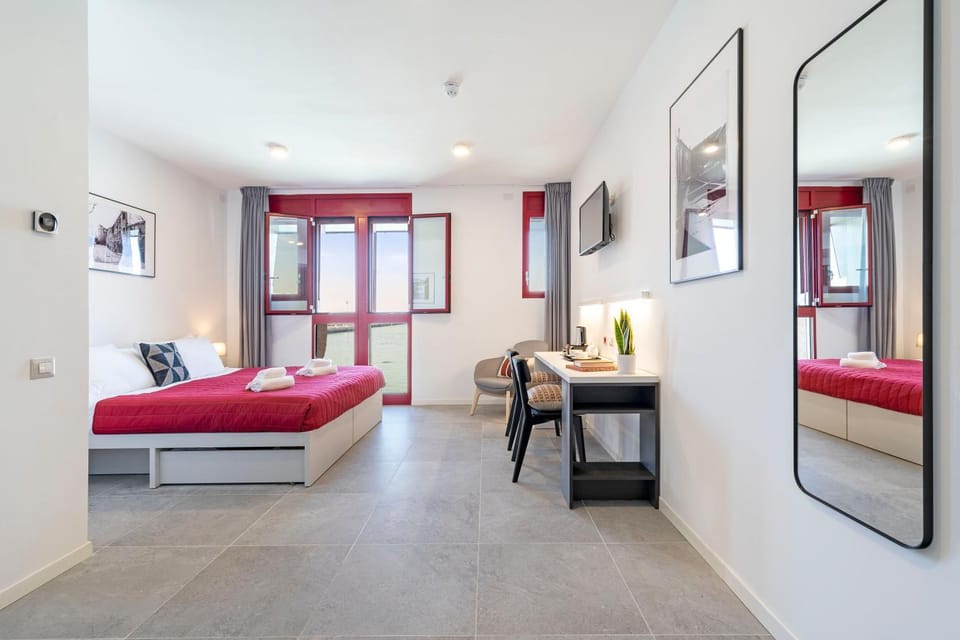 Bed, TV and multimedia, Seating area