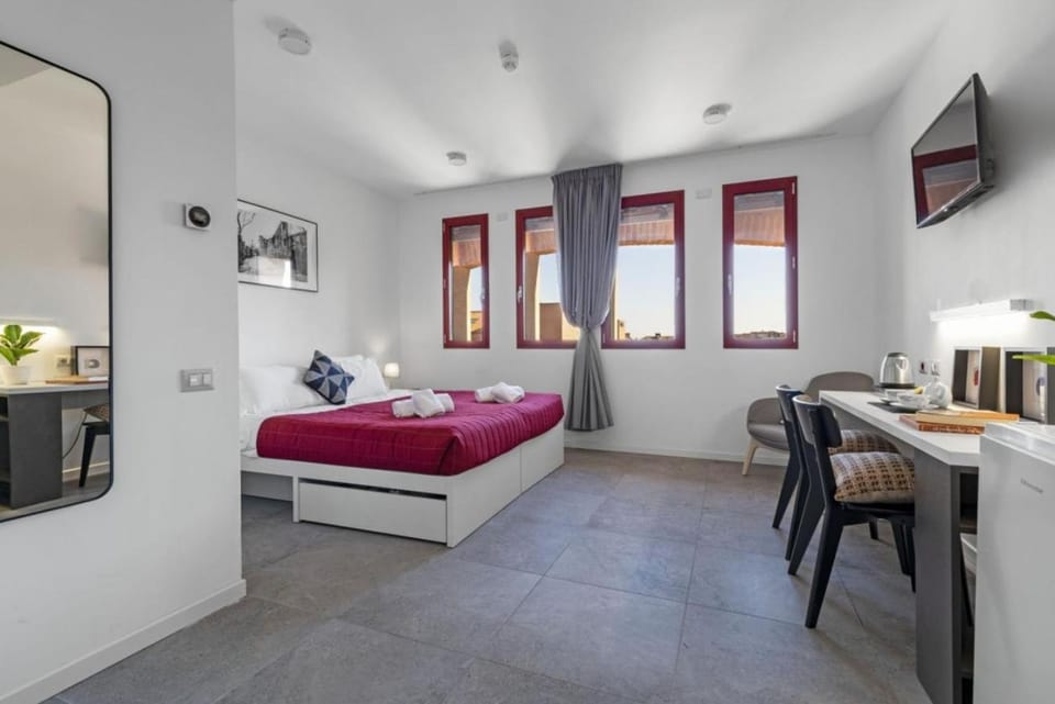 Bed, TV and multimedia, Seating area, Bedroom