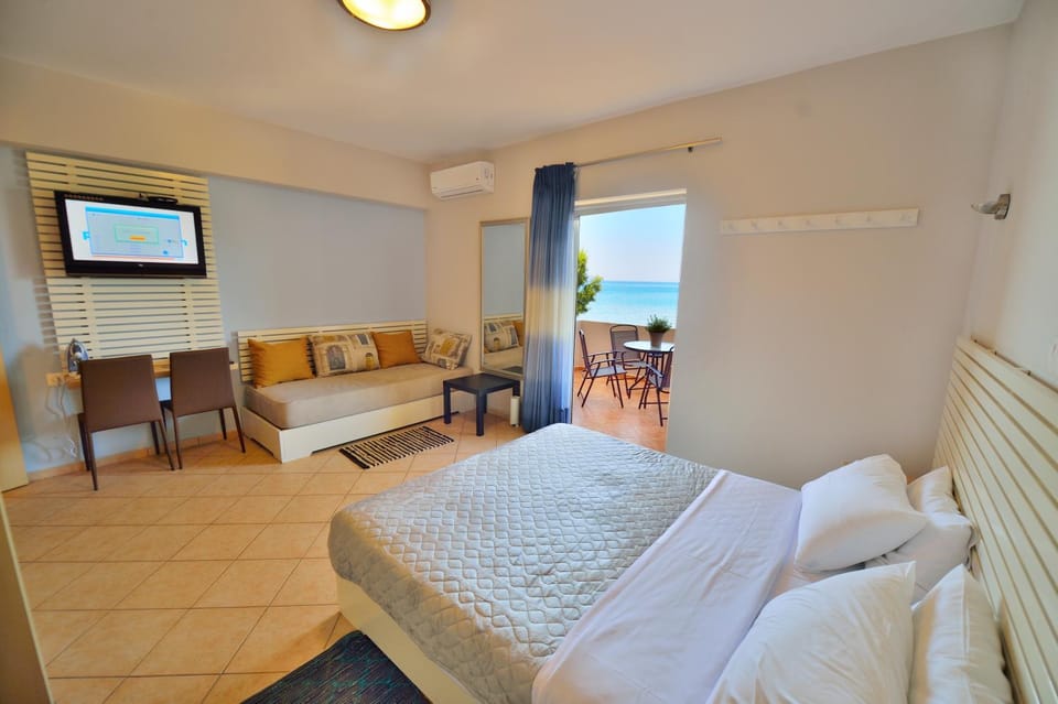 Bed, TV and multimedia, Living room, Photo of the whole room, Bedroom, Sea view