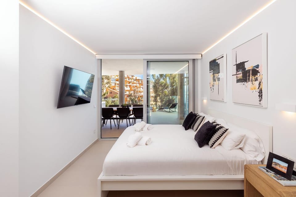 Bed, TV and multimedia, Bedroom