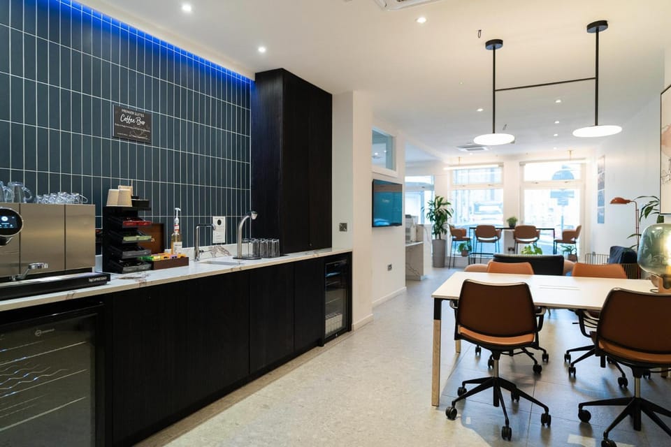 Property building, Coffee/tea facilities, Seating area