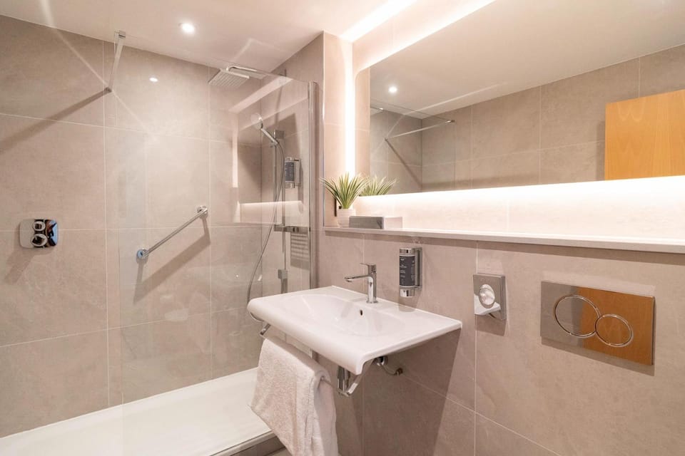 Shower, Toilet, Bathroom, towels