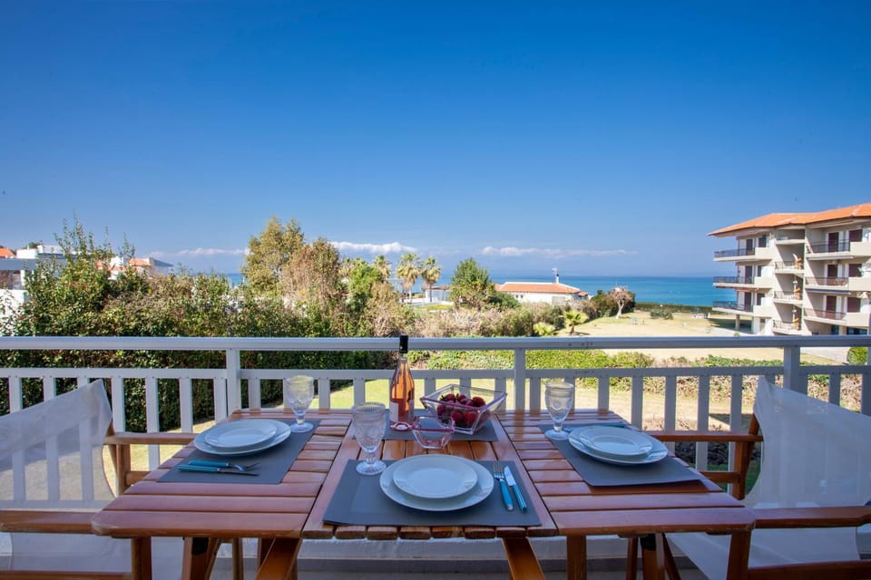 Patio, Day, Natural landscape, View (from property/room), Balcony/Terrace, Dining area, Beach, Sea view