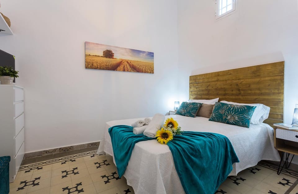 Photo of the whole room, Bedroom