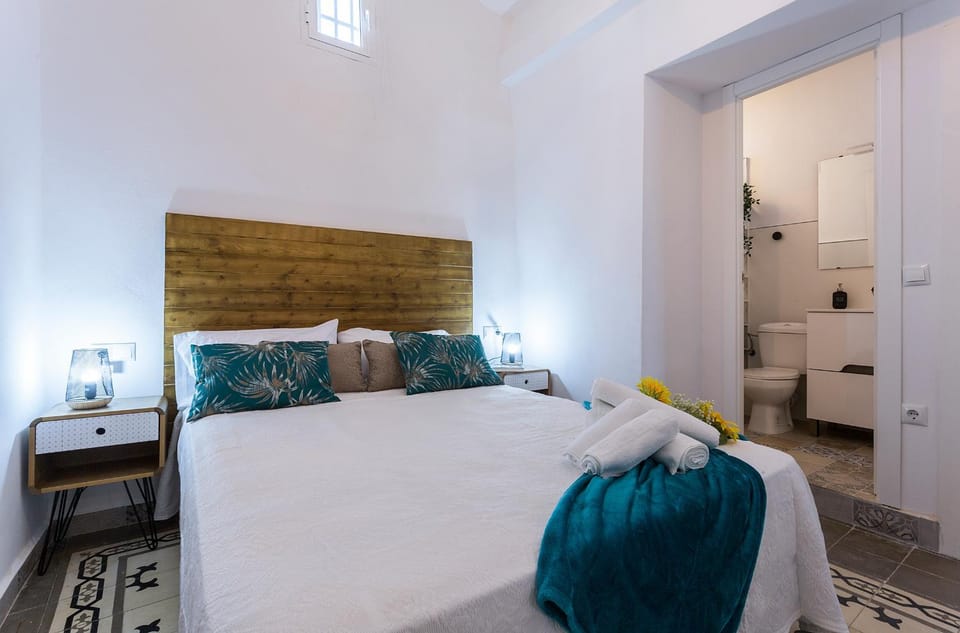 Bed, Bathroom, Photo of the whole room, Bedroom