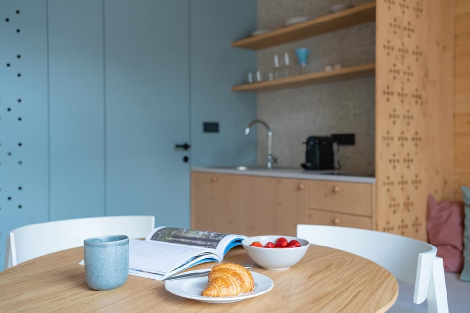 Coffee/tea facilities, Kitchen or kitchenette, Living room