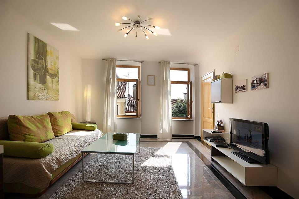 Communal lounge/ TV room, TV and multimedia, Living room, Seating area