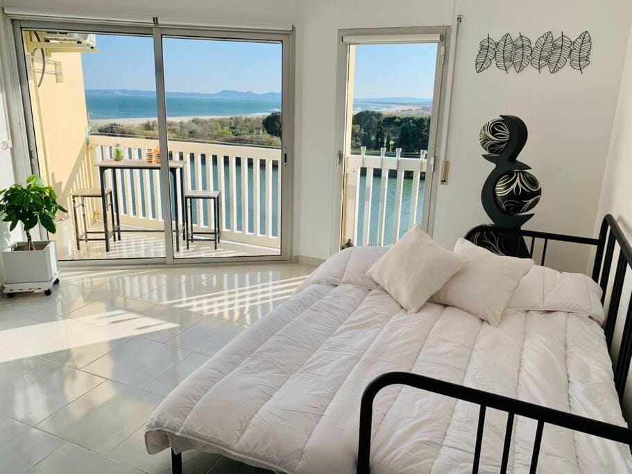 Bed, Sea view