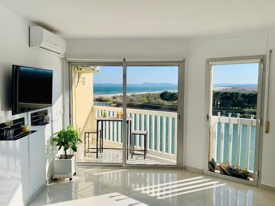 Communal lounge/ TV room, Day, Natural landscape, TV and multimedia, View (from property/room), Balcony/Terrace, Sea view