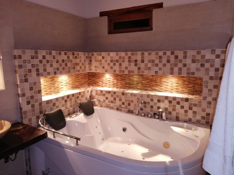 Hot Tub, Bathroom