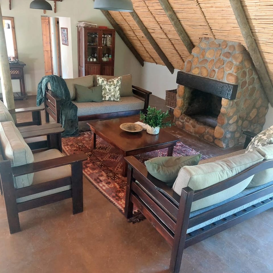 Kitchen or kitchenette, Seating area, flat iron