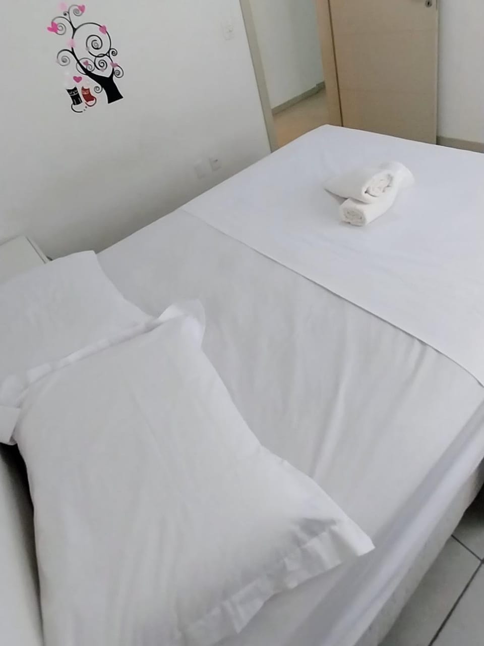 Bed, Bedroom, towels