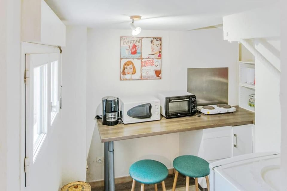 Coffee/tea facilities, Kitchen or kitchenette, minibar, stove