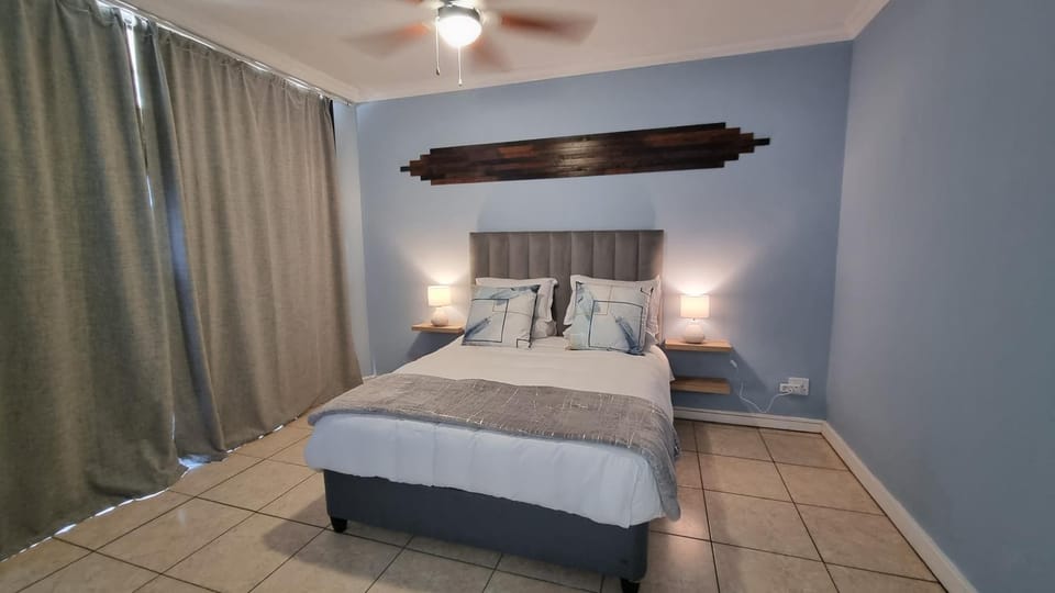 Bed, Photo of the whole room, Bedroom, fireplace