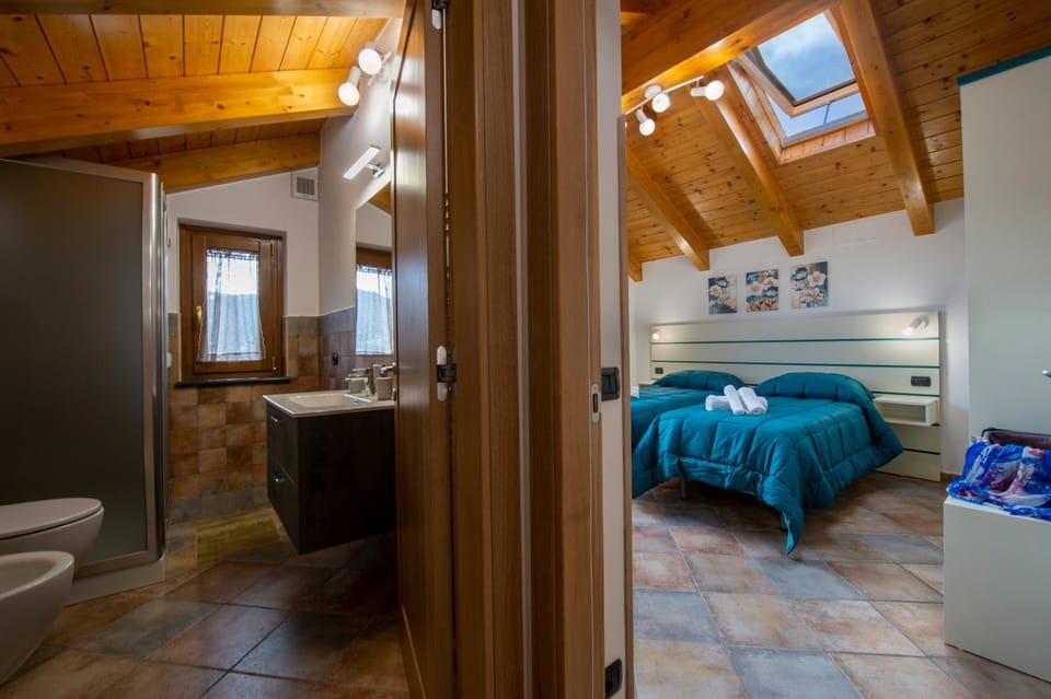 Shower, Bathroom, Bedroom, towels