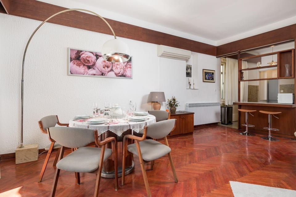 Kitchen or kitchenette, Living room, Seating area, Dining area