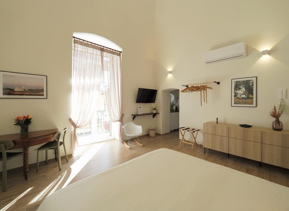 Bed, TV and multimedia, Living room, Photo of the whole room, Seating area, Bedroom, hair dresser, air conditioner