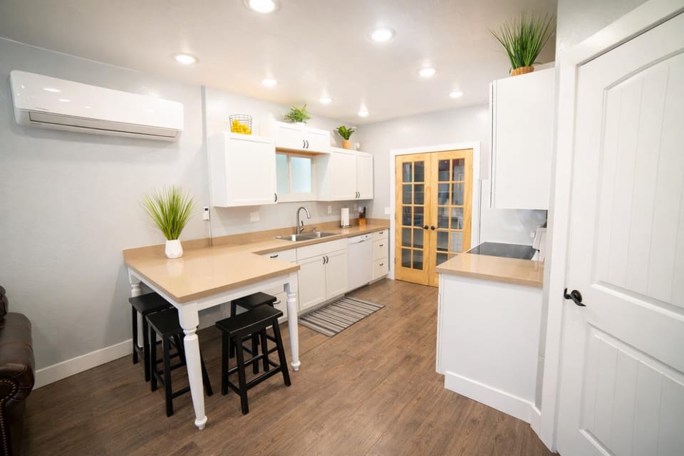 Kitchen or kitchenette, Dining area, dishwasher, oven, stove