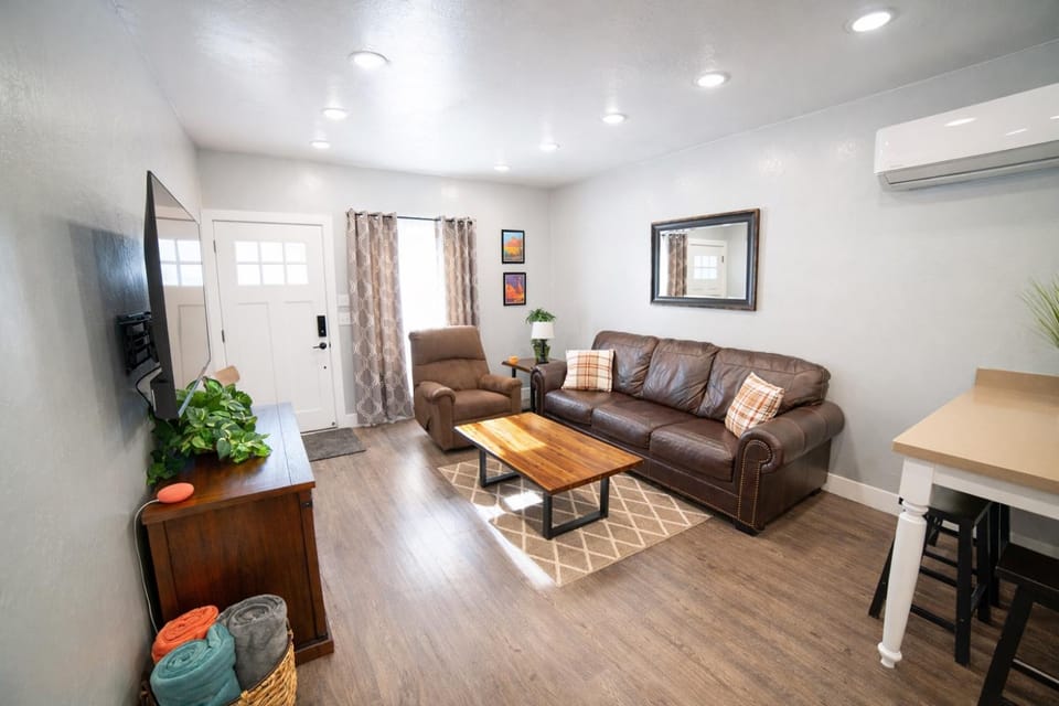 TV and multimedia, Living room, Seating area, Evening entertainment