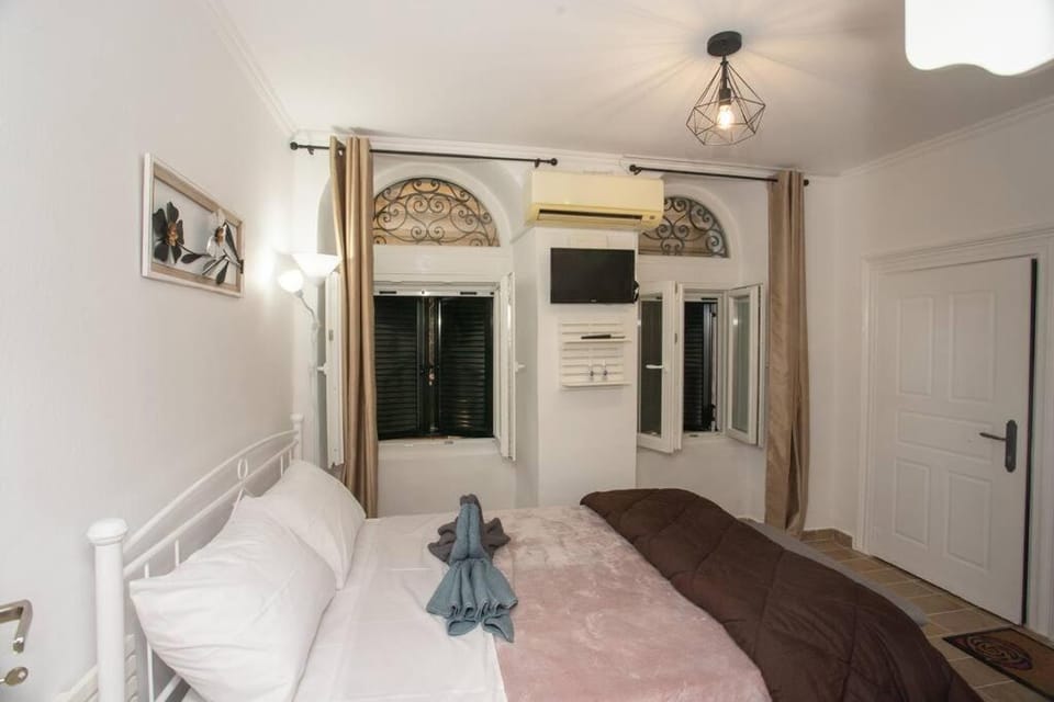 Bed, Photo of the whole room, towels, wardrobe