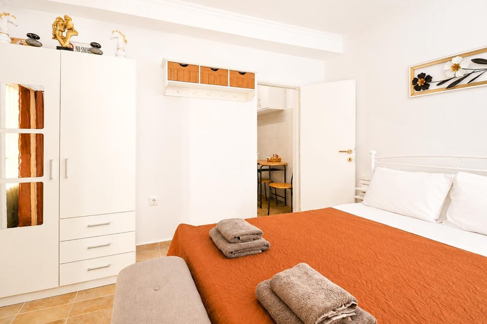 Bed, Photo of the whole room, Bedroom, towels, wardrobe