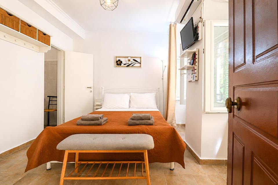 Bed, TV and multimedia, Photo of the whole room, Bedroom, towels, wardrobe