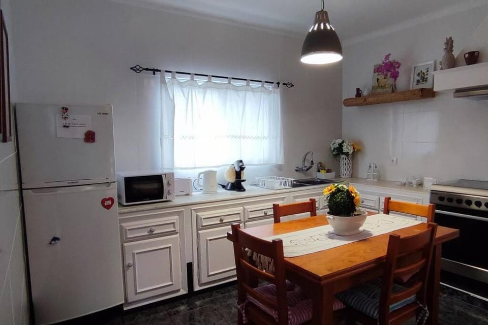 Kitchen or kitchenette, Dining area, minibar, pet friendly, stove, toaster